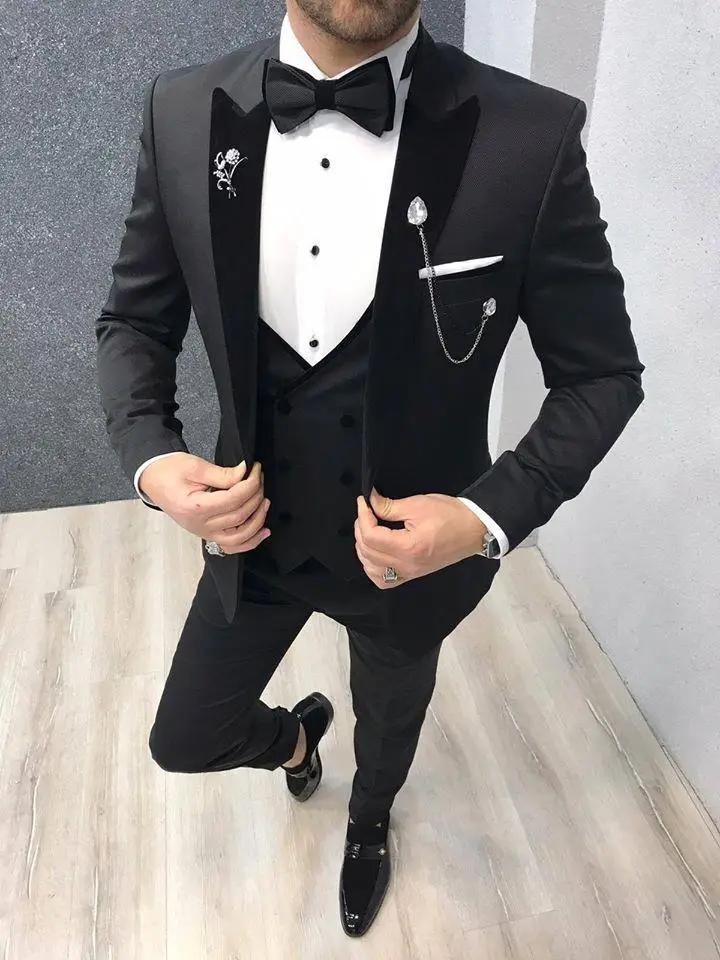 Homme en costume noir élégant avec nœud papillon