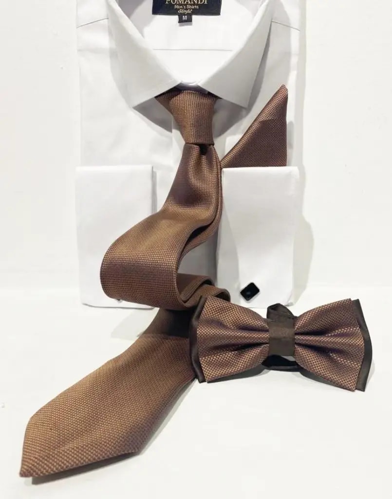 Chemise blanche avec cravate et nœud papillon marron.