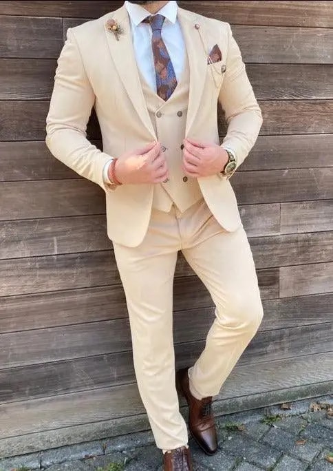 Homme en costume beige élégant avec cravate bleue