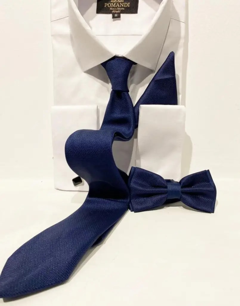 Chemise blanche avec cravate et nœud papillon bleu marine