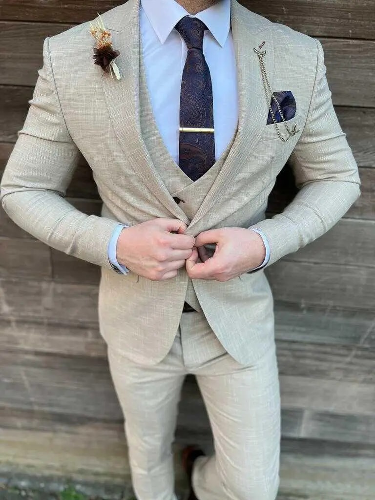 Homme en costume beige avec cravate et pochette