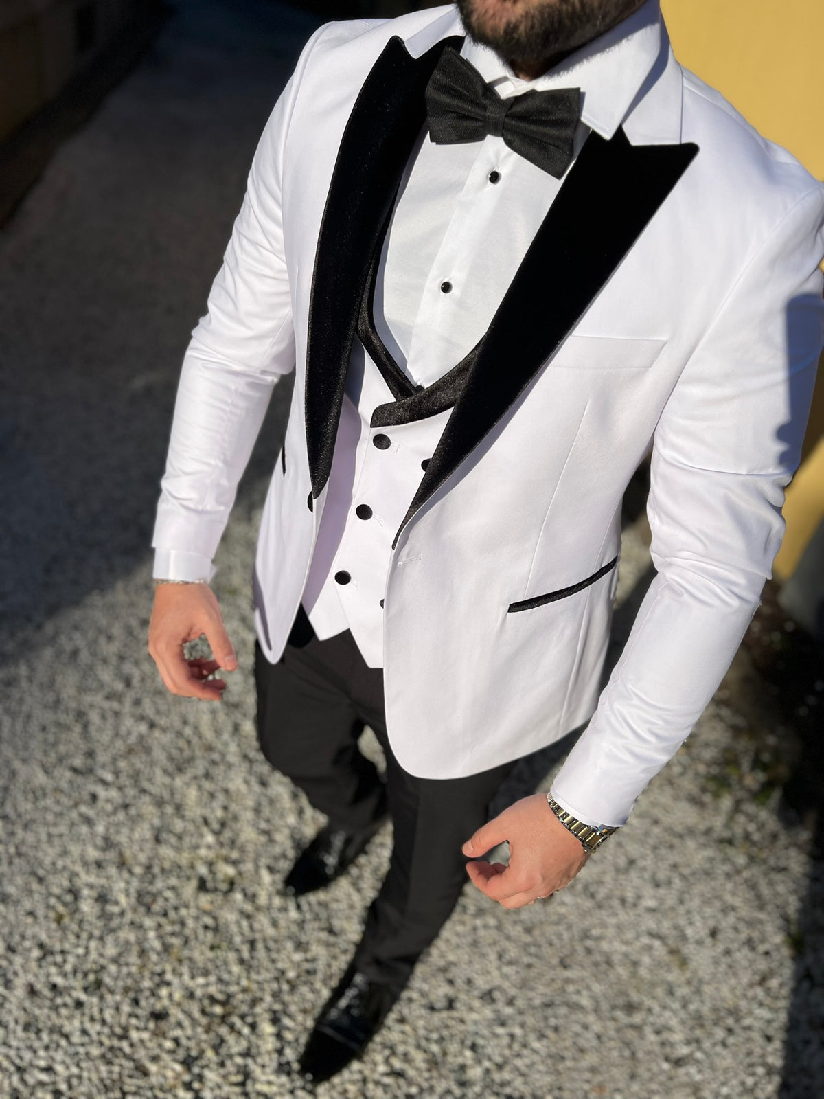 Combineer deze elegante witte smoking met klassieke accessoires voor een luxe uitstraling