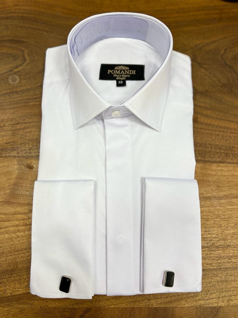 La chemise de marié blanche avec boutons de manchette