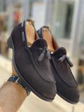 Bruine suede kalfsleer mocassins / Dark brown tassel loafers - Pomandi.com