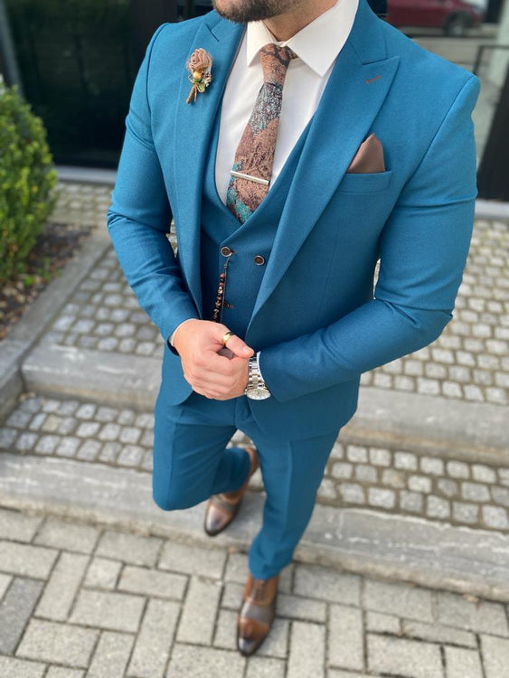 Türkisgrün-blauer Hochzeitsanzug in glänzender Optik